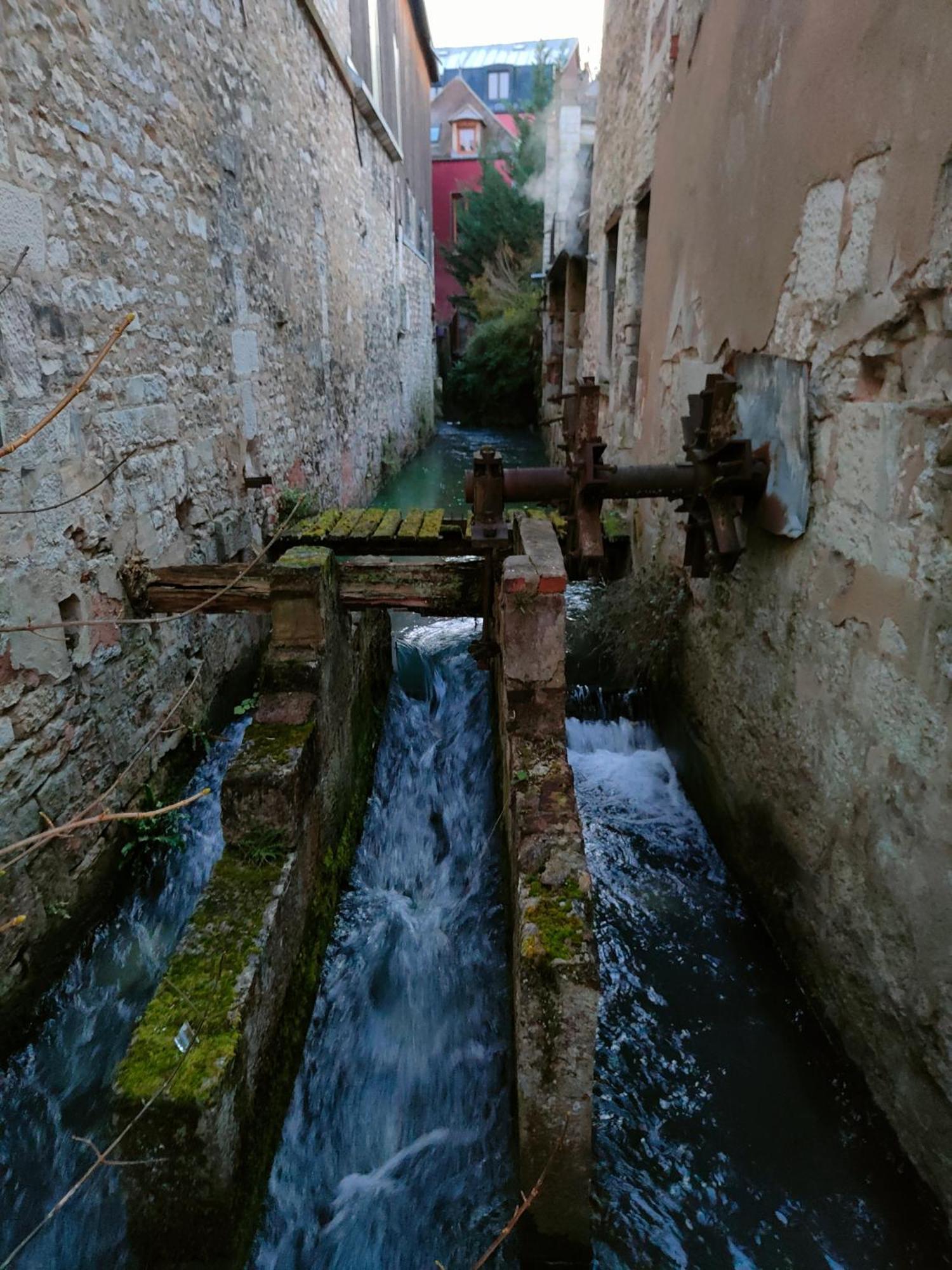 La Taniere Des Tanneries Bed & Breakfast Тонер Екстериор снимка
